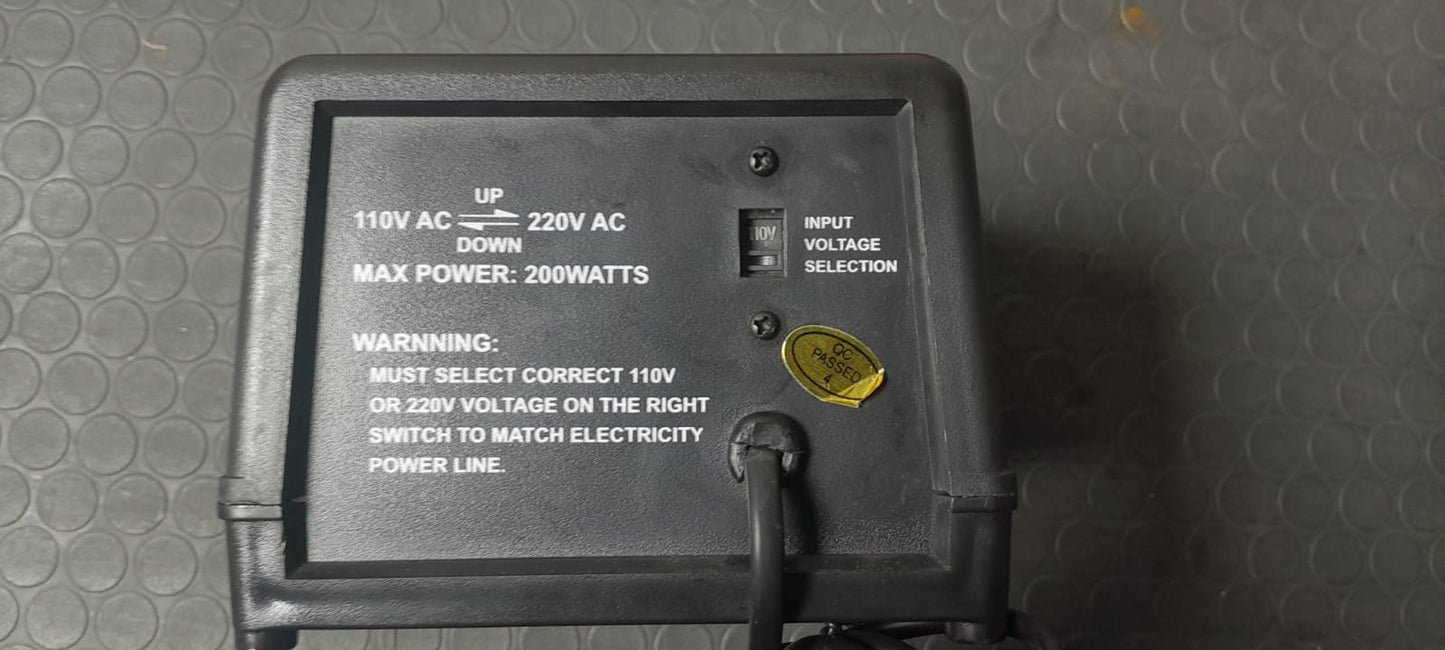 Convertidor de voltaje de 220/240VAC~110/120VAC DVB-200DT