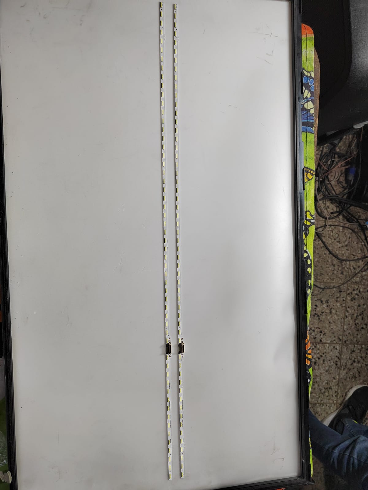 Tira LED para televisión SAMSUNG 60" UN60AU8000