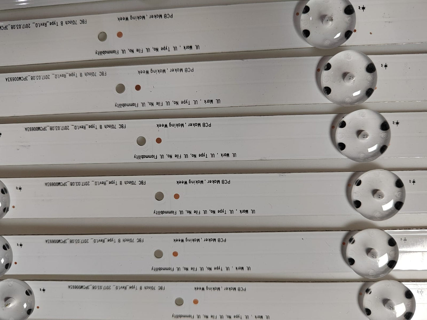 Tira LED para televisión SONY 70" 70X690E