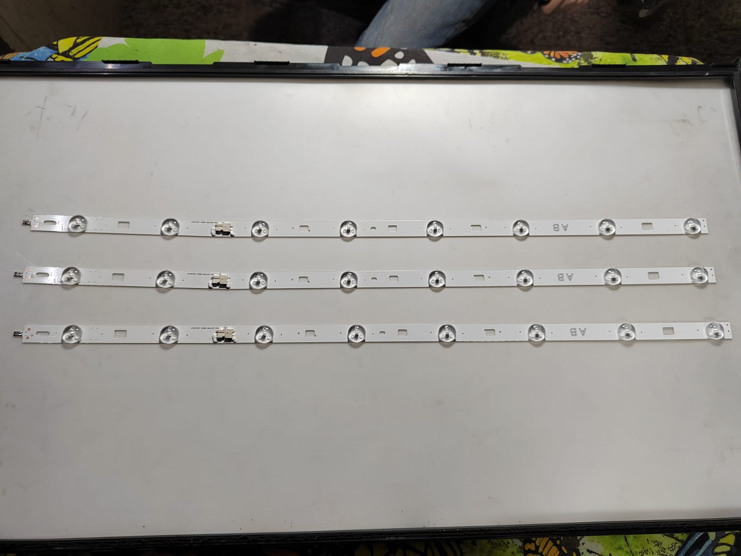 Tira LED para televisión SONY 32" KDL32R325C